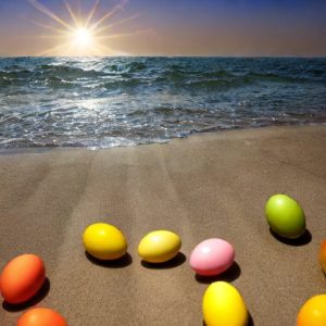 Ostereier am Strand mit Sonne und Meer